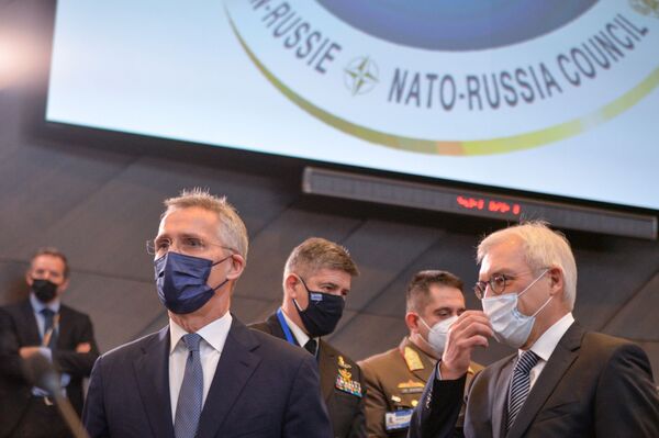 Vice-chanceler russo, Aleksandr Grushko (à direita) e secretário-geral na OTAN, Jens Stoltenberg, antes da reunião do Conselho Rússia – OTAN, em Bruxelas. - Sputnik Brasil