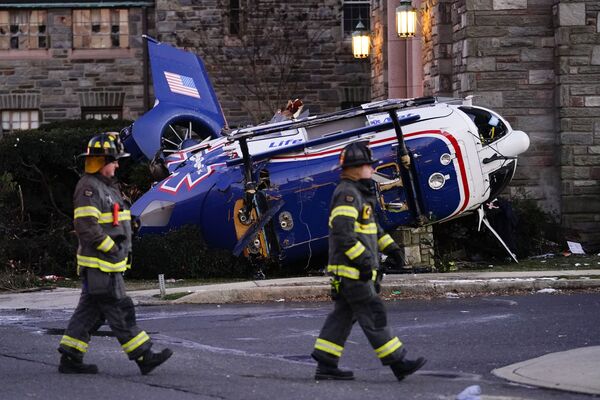 Helicóptero do serviço médico caído após ficar enredado nos cabos perto da igreja metodista em Upper Darby, Filadélfia, EUA. - Sputnik Brasil