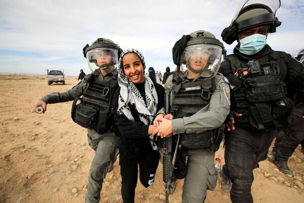 Mulher beduína sendo detida por forças de segurança israelenses durante um protesto contra a arborização no povoado de Sawe al-Atrash, no deserto de Negev. - Sputnik Brasil