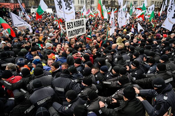 Confrontos entre manifestantes e a polícia durante um protesto contra as restrição de COVID-19 em Sófia, Bulgária. - Sputnik Brasil