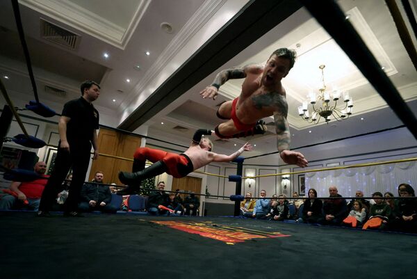 Lutador de wrestling Colt Miles luta com Robert Mckenzie durante evento Megaslam at the Grand Hotel em Sunderland, Reino Unido. - Sputnik Brasil