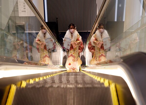 Mulher em quimono e máscara protetora em escada rolante em Tóquio, Japão. - Sputnik Brasil