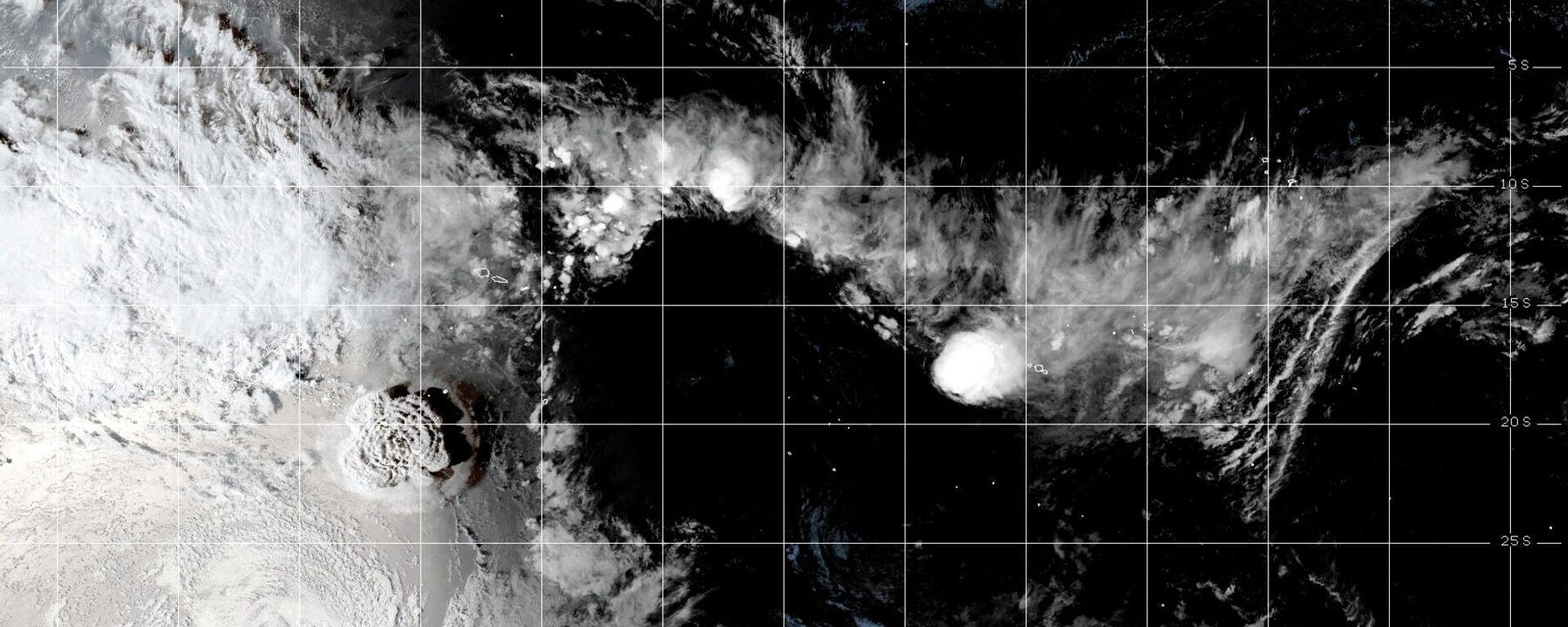 A white plume rises over Tonga when the underwater volcano Hunga Tonga-Hunga Ha'apai erupted, in this still image obtained from an animated GIF from the Cooperative Institute for Research in the Atmosphere (CIRA) and NOAA, January 15, 2021 - Sputnik Brasil, 1920, 15.01.2022