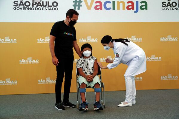 Menino indígena, Davi Seremramiwe Xavante, é vacinado contra o coronavírus em São Paulo na presença do governador paulista João Doria  - Sputnik Brasil