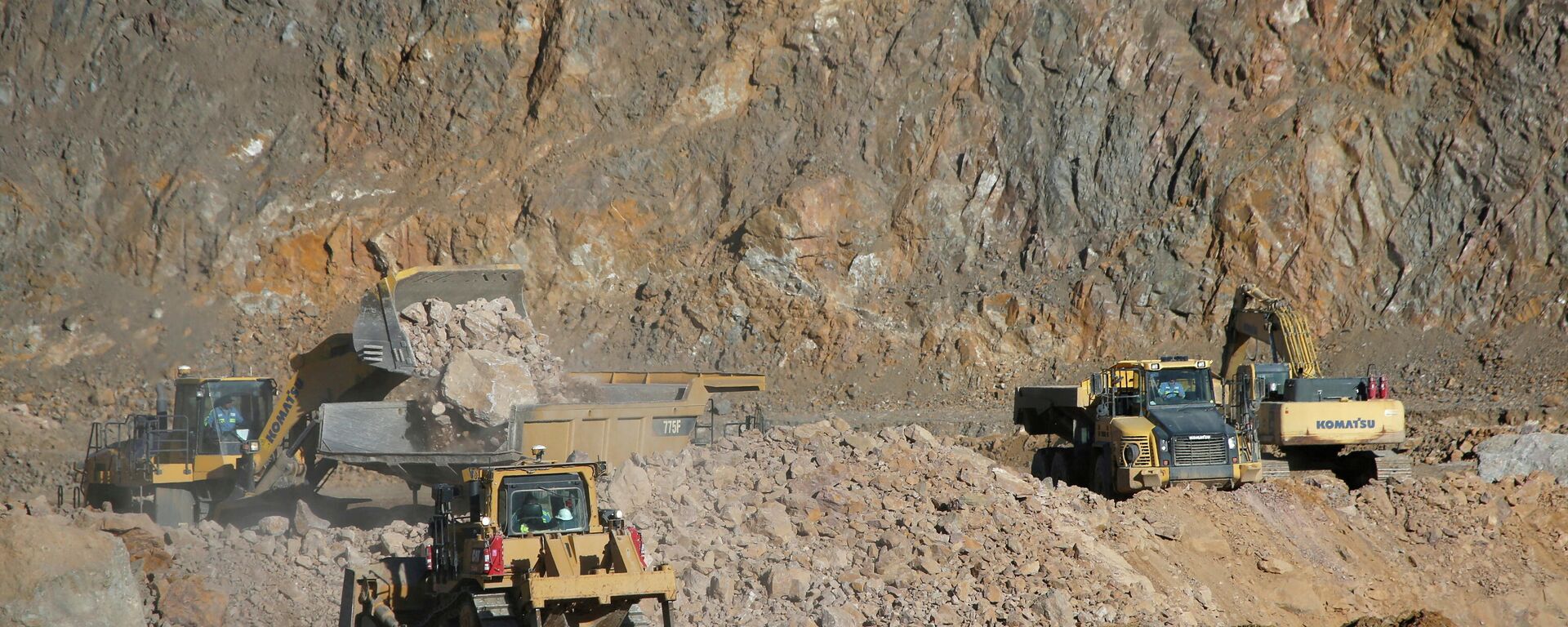 Carregadeiras enchem caminhões com minério na mina de terras raras MP Materials em Mountain Pass, Califórnia, EUA, 30 de janeiro de 2020 - Sputnik Brasil, 1920, 15.01.2022