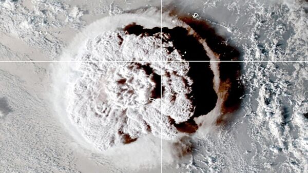 Erupção de vulcão subaquático em Tonga às 02h00, horário de Brasília, de 15 de janeiro de 2022 - Sputnik Brasil