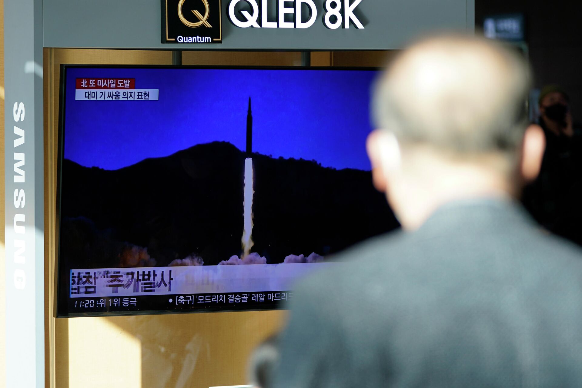 Homem observa reportagem sobre lançamento de mísseis pela Coreia do Norte, na estação ferroviária de Seul, Coreia do Sul, 17 de janeiro de 2022 - Sputnik Brasil, 1920, 17.01.2022