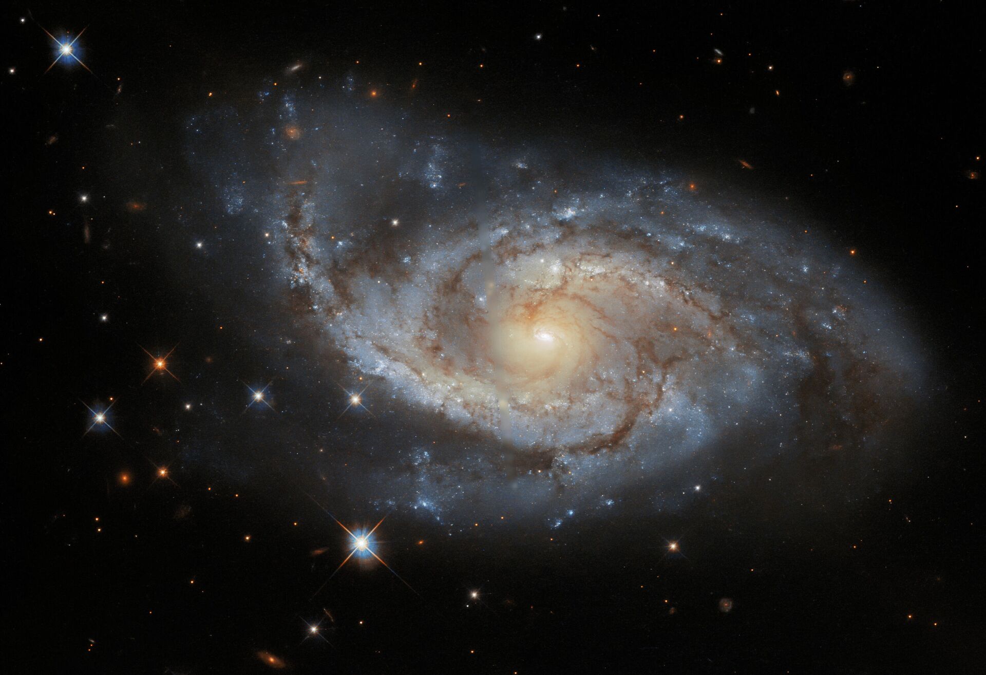 A galáxia espiral NGC 3318, também conhecida como AGC 27358, ESO 317-52 e IRAS 10350-4122, está localizada a 115 milhões de anos-luz na constelação da Vela - Sputnik Brasil, 1920, 17.01.2022