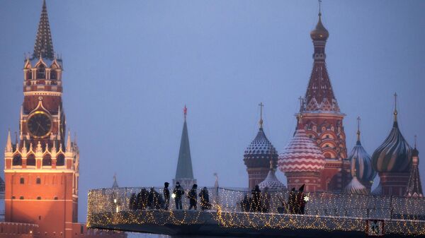 Vista para o Kremlin, a Catedral de Pokrovsky e a ponte sobrevoando o Parque Zaryadye, em Moscou, Rússia - Sputnik Brasil