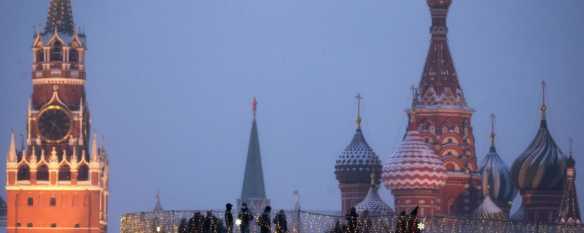 Vista para o Kremlin, a Catedral de Pokrovsky e a ponte sobrevoando o Parque Zaryadye, em Moscou, Rússia - Sputnik Brasil, 1920, 22.01.2022