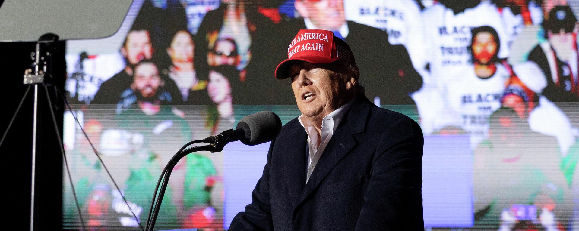 Donald Trump, ex-presidente dos EUA (2017-2021), durante comício em Florença, Arizona, EUA, 15 de janeiro de 2022 - Sputnik Brasil, 1920, 17.01.2022