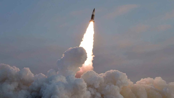 Imagem de suposto lançamento de míssil norte-coreano, no dia 17 de janeiro de 2022 - Sputnik Brasil