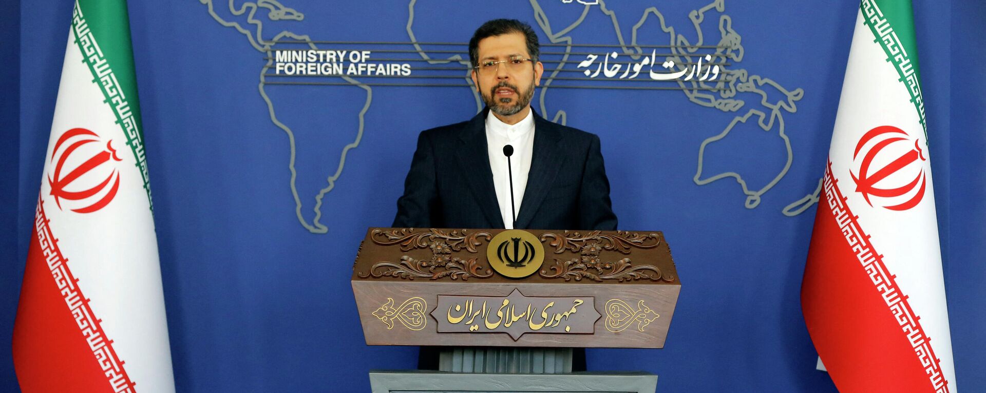 Saeed Khatibzadeh, porta-voz do Ministério das Relações Exteriores do Irã, fala durante coletiva de imprensa em Teerã, Irã, 15 de novembro de 2021 - Sputnik Brasil, 1920, 18.01.2022