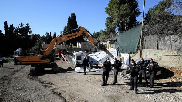Policiais israelenses guardam estruturas demolidas de família palestiniana despejada de Jerusalém Oriental, 17 de janeiro de 2022 - Sputnik Brasil