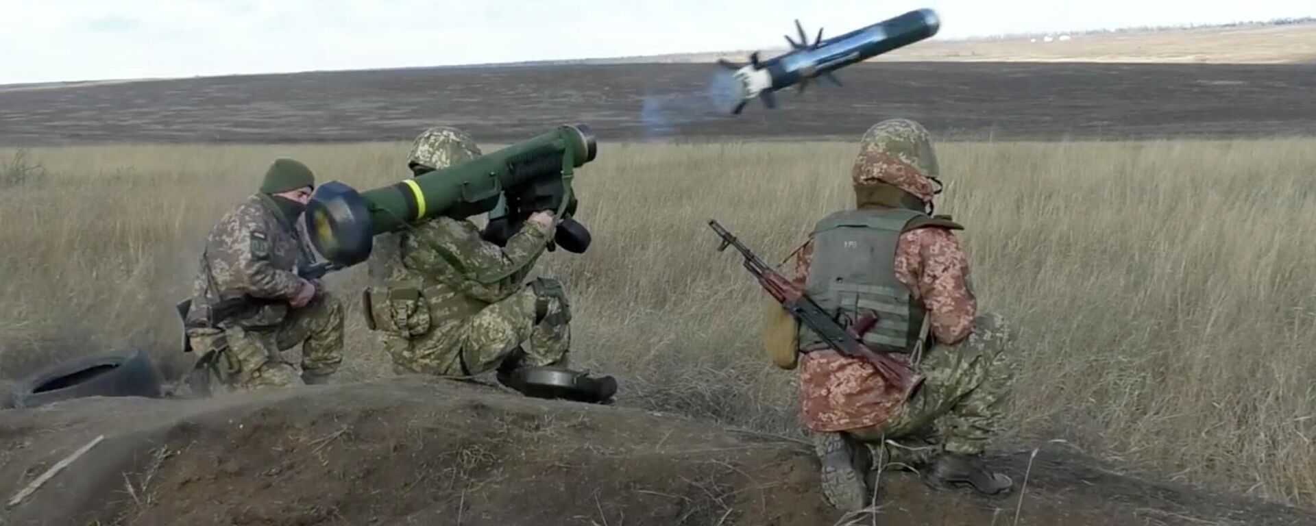Nesta imagem fornecidas pelo serviço de imprensa do Ministério da Defesa da Ucrânia, soldados ucranianos usam um lançador com mísseis Javelin dos EUA durante exercícios militares na região de Donetsk, Ucrânia, quarta-feira, 12 de janeiro de 2022 - Sputnik Brasil, 1920, 03.03.2022