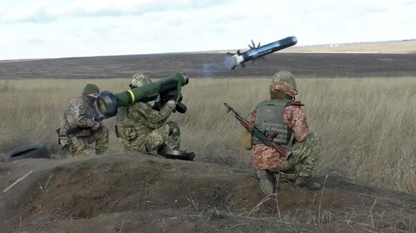 Nesta imagem fornecidas pelo serviço de imprensa do Ministério da Defesa da Ucrânia, soldados ucranianos usam um lançador com mísseis Javelin dos EUA durante exercícios militares na região de Donetsk, Ucrânia, quarta-feira, 12 de janeiro de 2022 - Sputnik Brasil