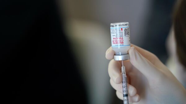 Em Metairie, no estado norte-americano de Louisiana, um agente de saúde prepara uma dose de vacina contra a COVID-19, em 29 de março de 2021 - Sputnik Brasil