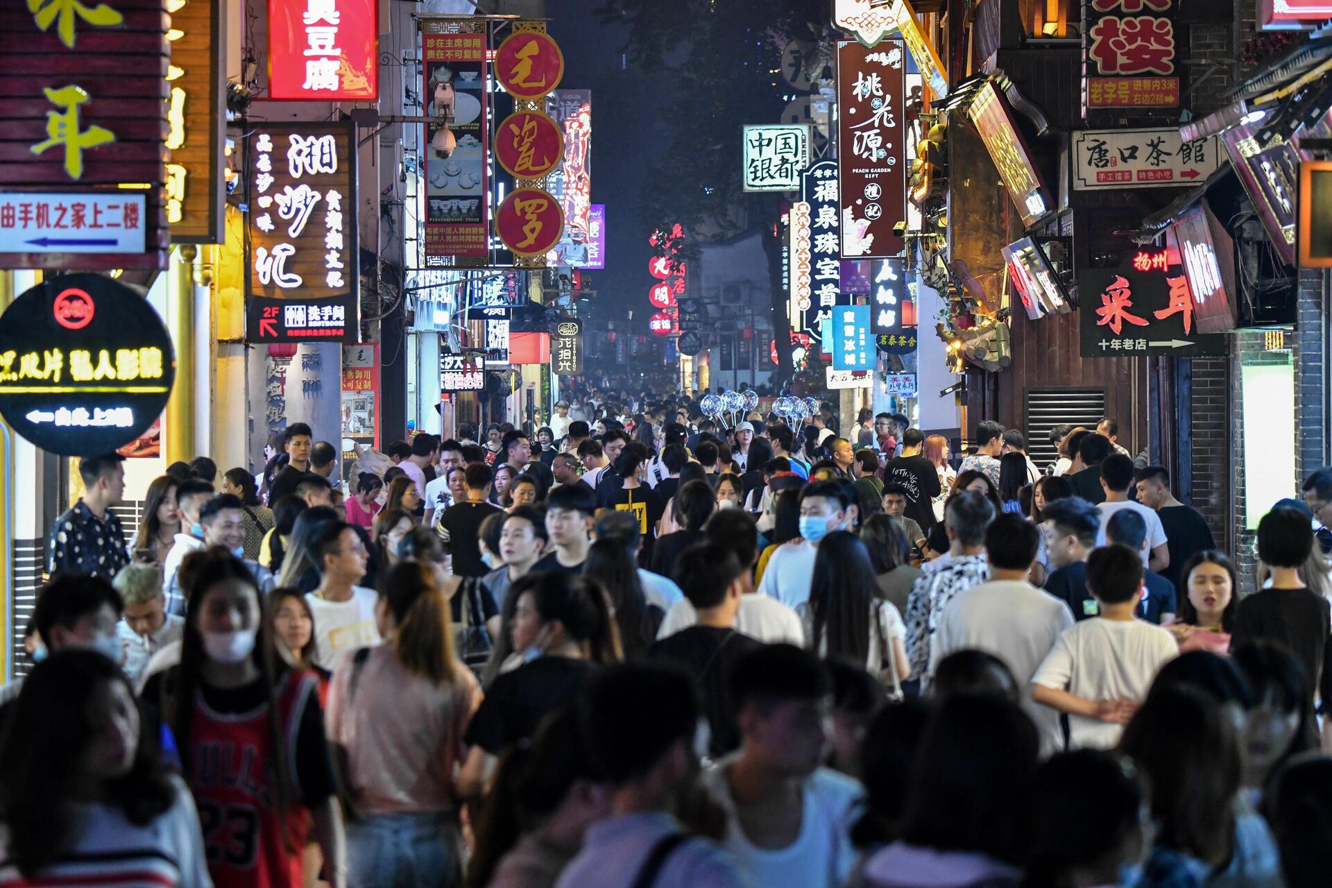 Pessoas caminham por rua de pedestres cercada por pequenas lojas na cidade de Changsha, na província chinesa de Hunan, em 7 de setembro de 2020 - Sputnik Brasil, 1920, 18.01.2022