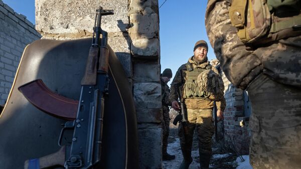 Militares das forças armadas ucranianas são vistos na região de Donetsk, na Ucrânia, em 8 de janeiro de 2022 - Sputnik Brasil