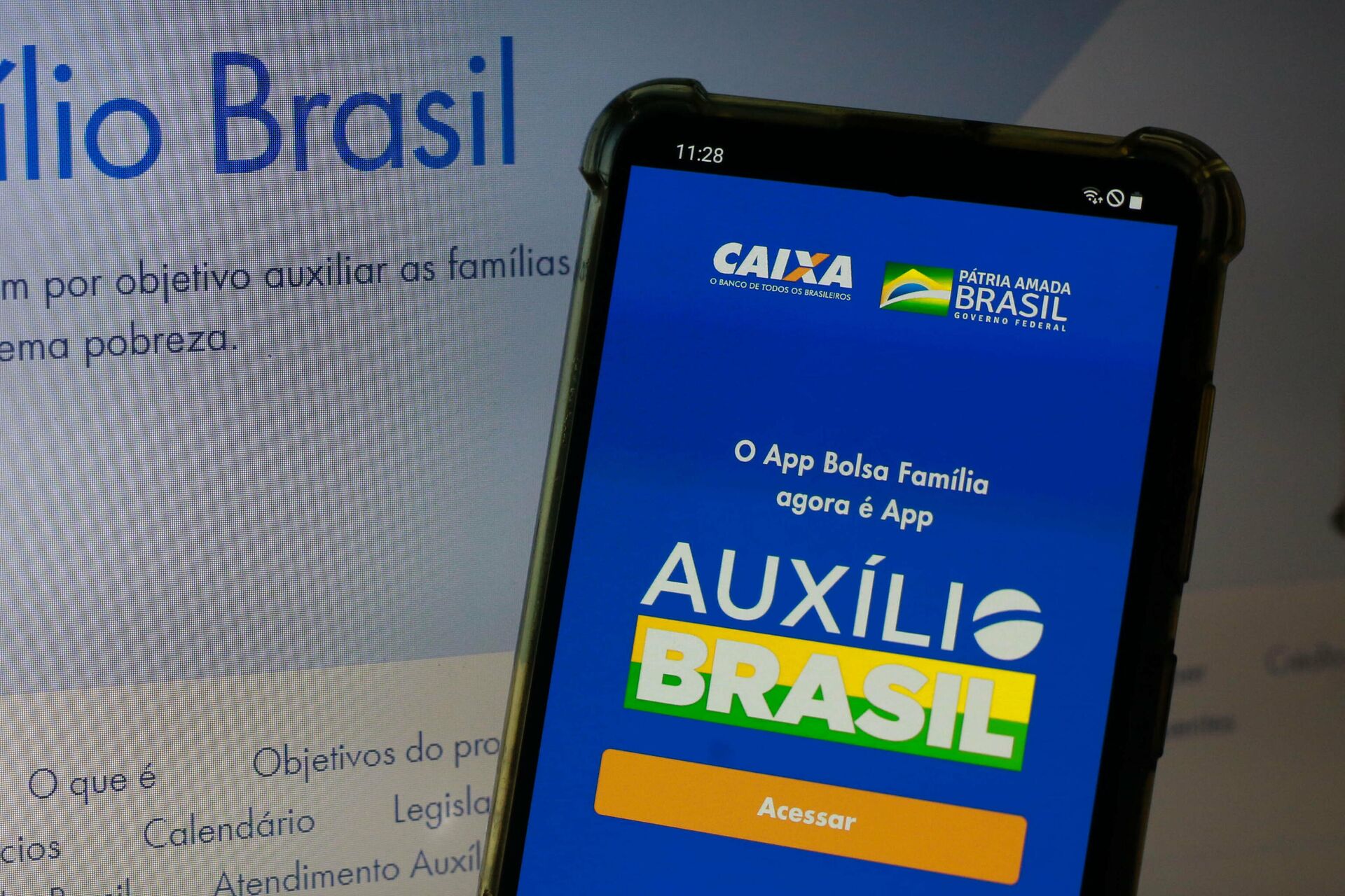 Celular exibe o aplicativo do Auxílio Brasil - Sputnik Brasil, 1920, 22.08.2022