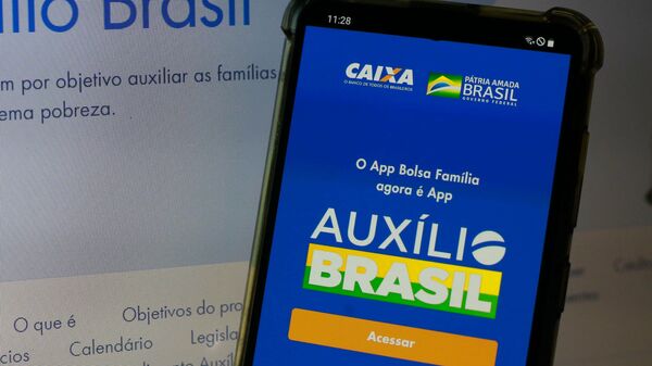 Celular exibe o aplicativo do Auxílio Brasil - Sputnik Brasil