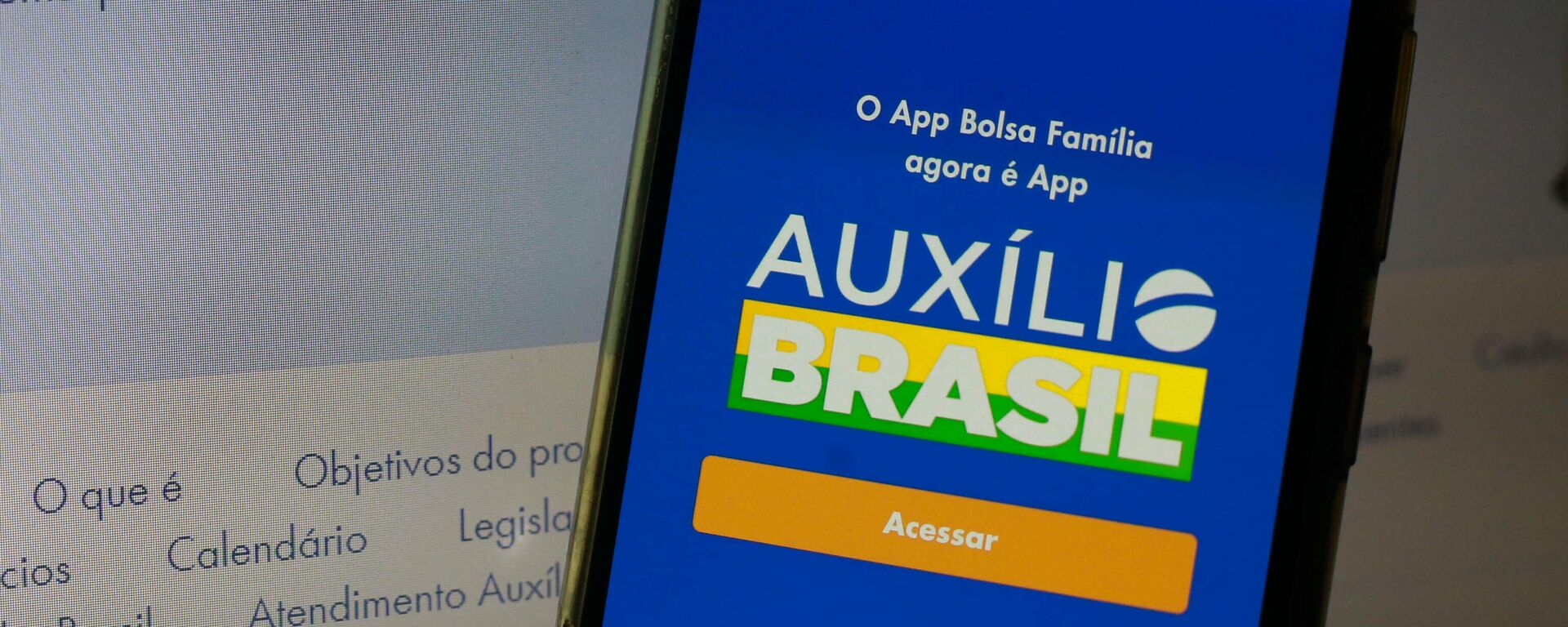 Celular exibe o aplicativo do Auxílio Brasil - Sputnik Brasil, 1920, 23.07.2022