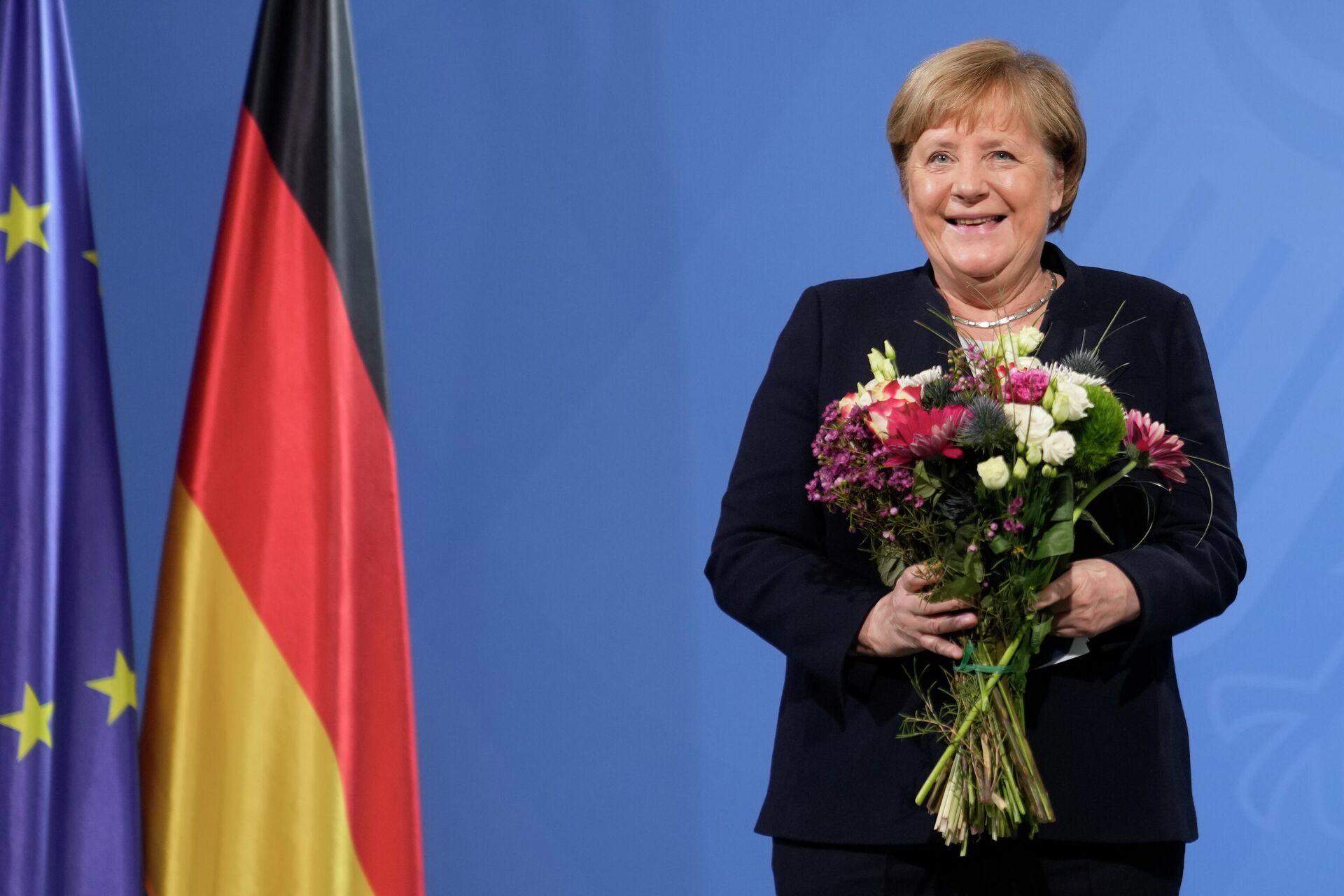 Ex-chanceler da Alemanha, Angela Merkel, após cerimônia de entrega do poder ao novo chanceler, Berlim, 8 de dezembro de 2021 - Sputnik Brasil, 1920, 19.01.2022