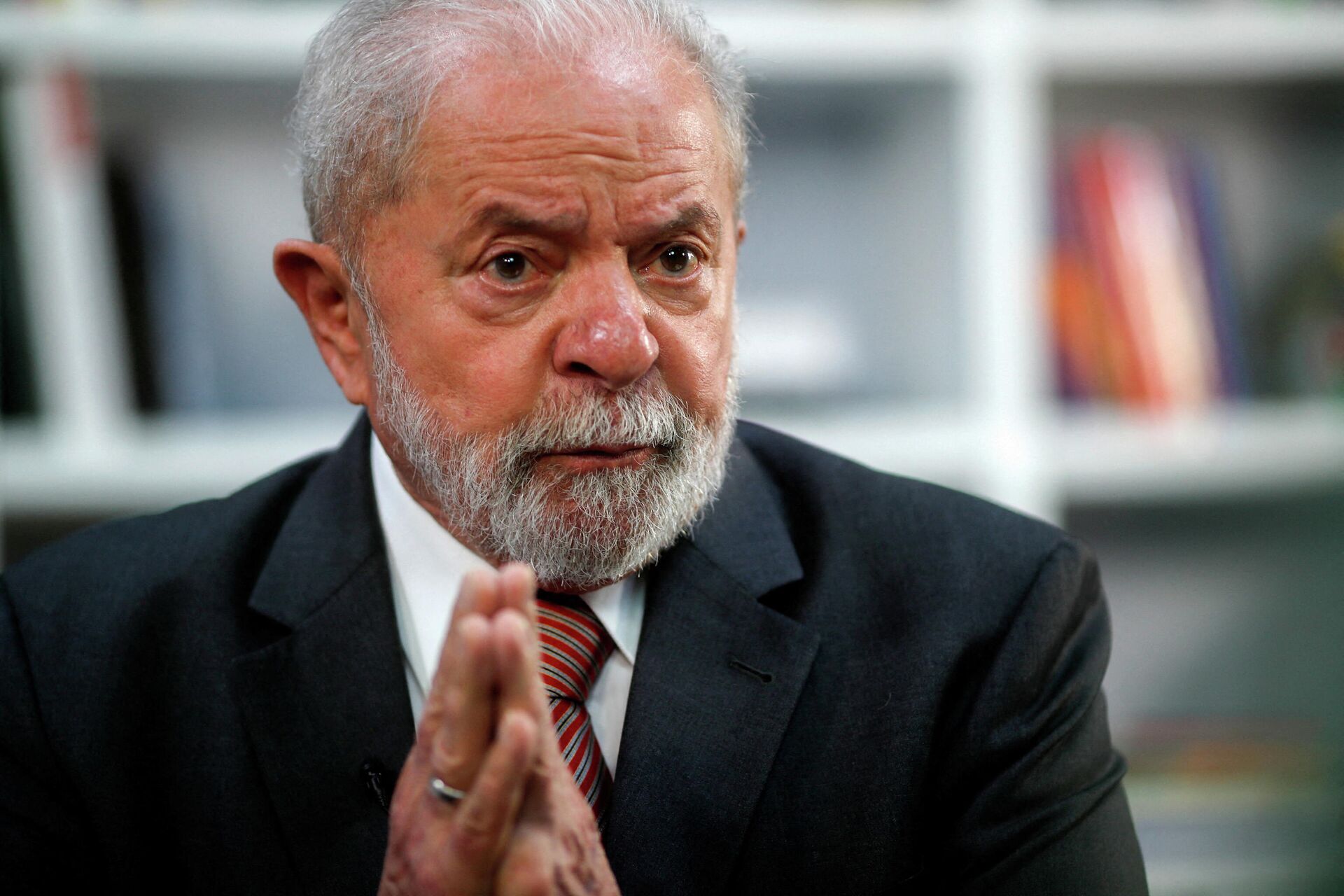 O ex-presidente brasileiro Luiz Inácio Lula da Silva gesticula durante uma entrevista à Reuters em São Paulo, Brasil, em 17 de dezembro de 2021 - Sputnik Brasil, 1920, 03.02.2022