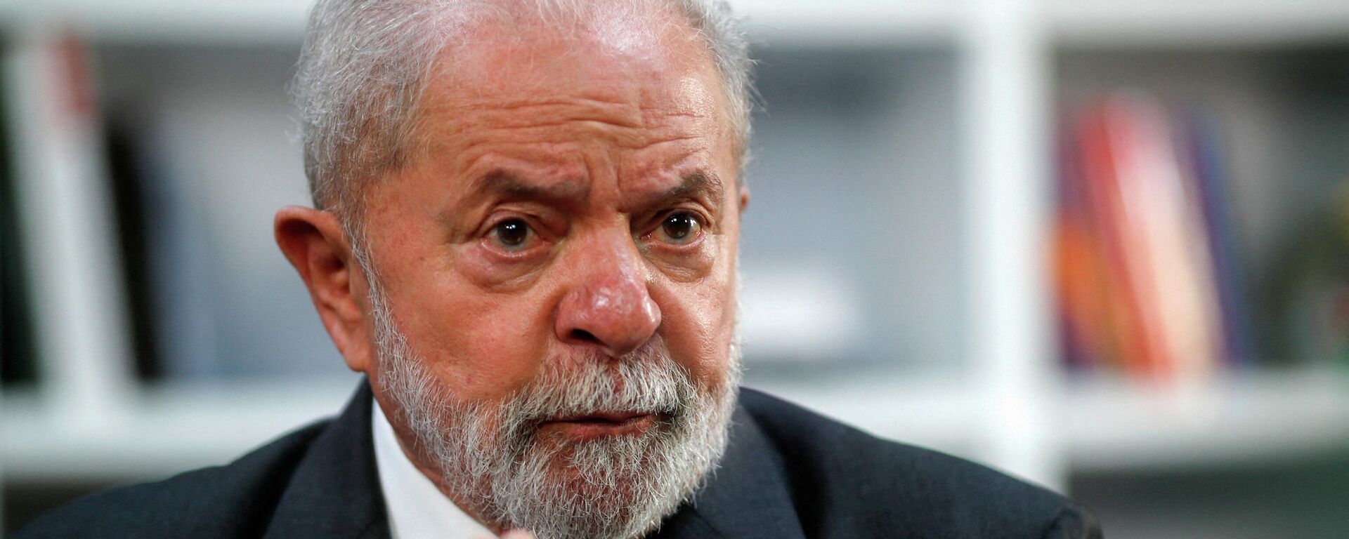 O ex-presidente brasileiro Luiz Inácio Lula da Silva gesticula durante uma entrevista à Reuters em São Paulo, Brasil, em 17 de dezembro de 2021 - Sputnik Brasil, 1920, 19.01.2022