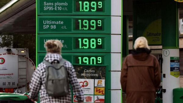 Pedestres passam por um posto de gasolina em Paris em 2 de outubro de 2021, enquanto o preço do petróleo aumentava em toda a Europa - Sputnik Brasil