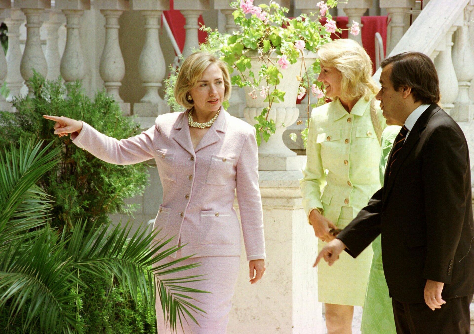 A então primeira-dama dos EUA, Hillary Clinton, conversa com o então primeiro-ministro português Antônio Guterres nos jardins da sua residência oficial, o Palácio de São Bento, em Lisboa, em 17 de julho de 1997. No centro está a então embaixadora dos EUA em Portugal, Elizabeth Frawley Bagley - Sputnik Brasil, 1920, 19.01.2022