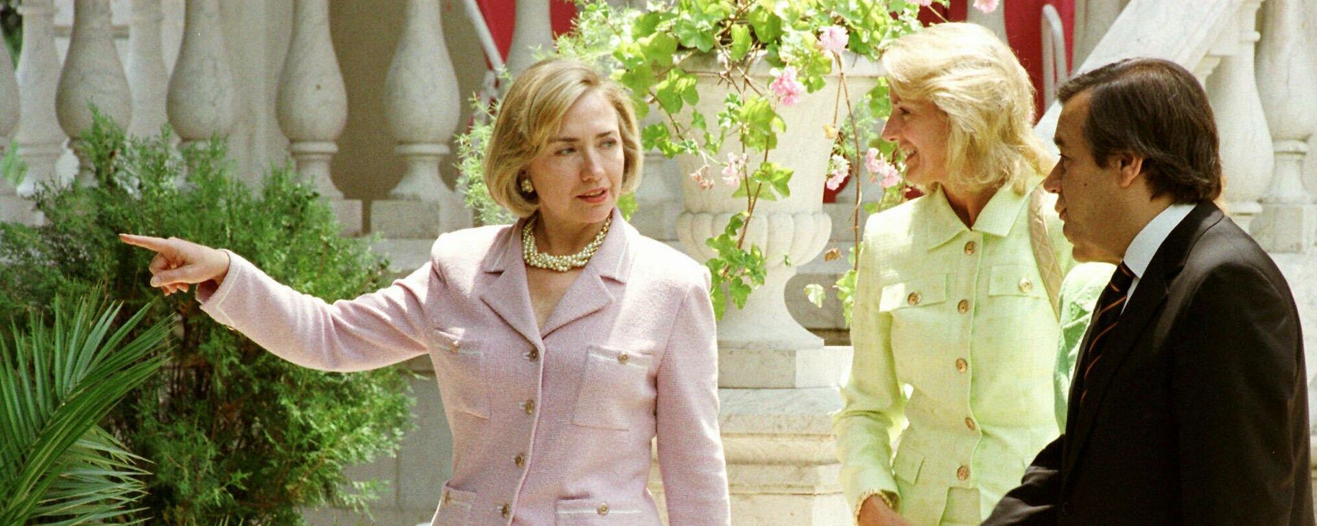 A então primeira-dama dos EUA, Hillary Clinton, conversa com o então primeiro-ministro português, António Guterres, nos jardins da residência oficial deste, o Palácio de São Bento, em Lisboa, em 17 de julho de 1997. No centro está a então embaixadora dos EUA em Portugal, Elizabeth Frawley Bagley - Sputnik Brasil, 1920, 18.05.2022