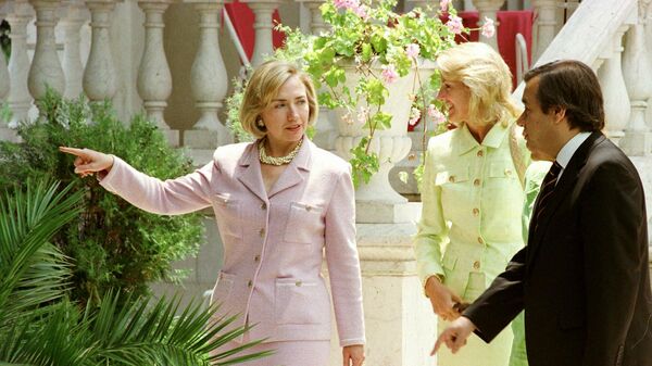 A então primeira-dama dos EUA, Hillary Clinton, conversa com o então primeiro-ministro português, António Guterres, nos jardins da residência oficial deste, o Palácio de São Bento, em Lisboa, em 17 de julho de 1997. No centro está a então embaixadora dos EUA em Portugal, Elizabeth Frawley Bagley - Sputnik Brasil