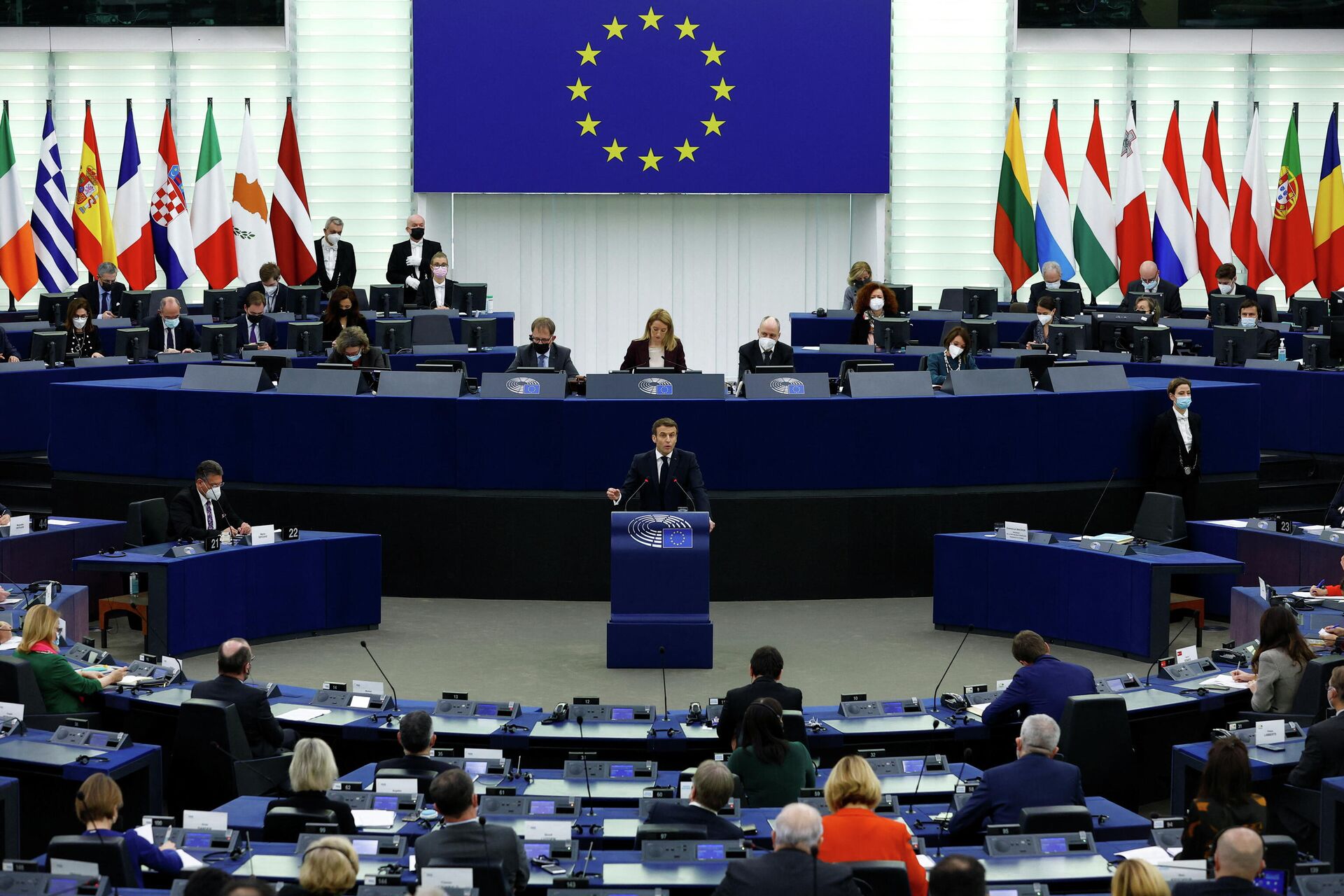 Macron discursa no Parlamento Europeu no início da presidência francesa do Conselho da União Europeia, durante uma sessão plenária em Estrasburgo, França, em 19 de janeiro de 2022 - Sputnik Brasil, 1920, 19.01.2022