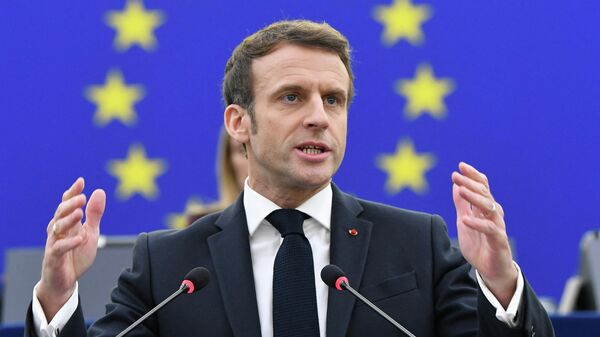 Emmanuel Macron discursa em uma sessão plenária no Parlamento Europeu para apresentar o programa de atividades da Presidência francesa, enquanto a França ocupa atualmente a presidência rotativa da União Europeia, em Estrasburgo, França, 19 de janeiro de 2022 - Sputnik Brasil