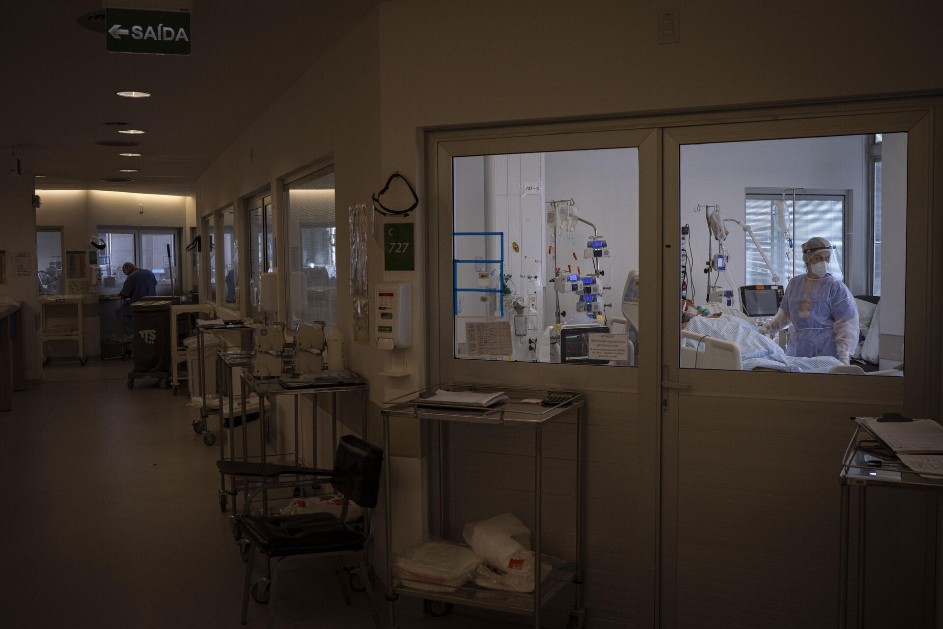 Imagem de hospital de Porto Alegre, no Rio Grande do Sul, em unidade intensiva de tratamento de pacientes com COVID-19, em 12 de março de 2021 - Sputnik Brasil, 1920, 24.01.2022