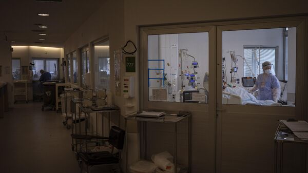 Imagem de hospital de Porto Alegre, no Rio Grande do Sul, em unidade intensiva de tratamento de pacientes com COVID-19, em 12 de março de 2021 - Sputnik Brasil