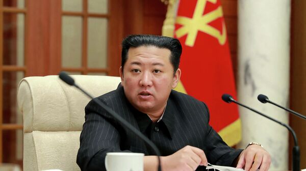 Foto tirada em 19 de janeiro de 2022 e divulgada pela Agência Central de Notícias da Coreia (KCNA), em 20 de janeiro, mostra o líder norte-coreano Kim Jong-un durante reunião do partido, em Pyongyang - Sputnik Brasil