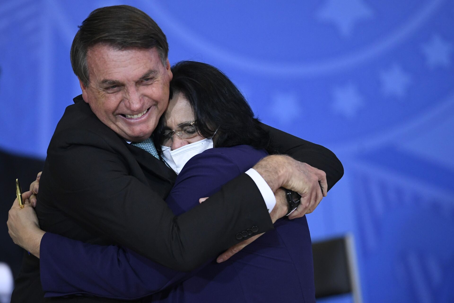 Presidente Jair Bolsonaro abraça a ministra Damares Alves, no Palácio do Planalto, 27 de setembro de 2021 - Sputnik Brasil, 1920, 20.01.2022