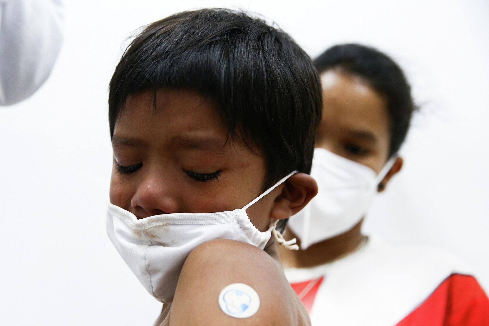 Menino após receber uma dose da vacina pediátrica da Pfizer em São Paulo, 17 de janeiro de 2022 - Sputnik Brasil, 1920, 20.01.2022