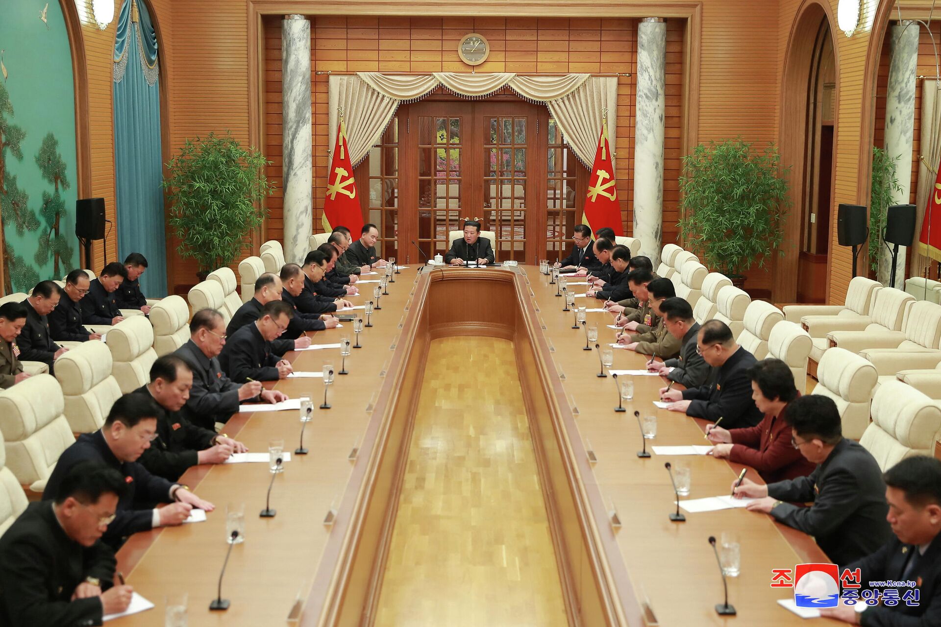 Líder norte-coreano, Kim Jong-un, durante reunião do Bureau político do Partido dos Trabalhadores em Pyongyang, Coreia do Norte, 19 de janeiro de 2022 - Sputnik Brasil, 1920, 20.01.2022