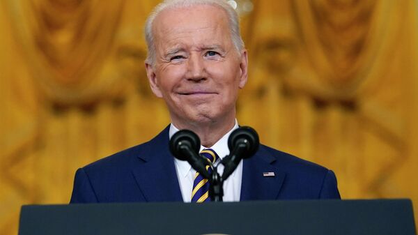 O presidente Joe Biden faz uma pausa enquanto fala durante coletiva de imprensa na Sala Leste da Casa Branca, em Washington, quarta-feira, 19 de janeiro de 2022 - Sputnik Brasil