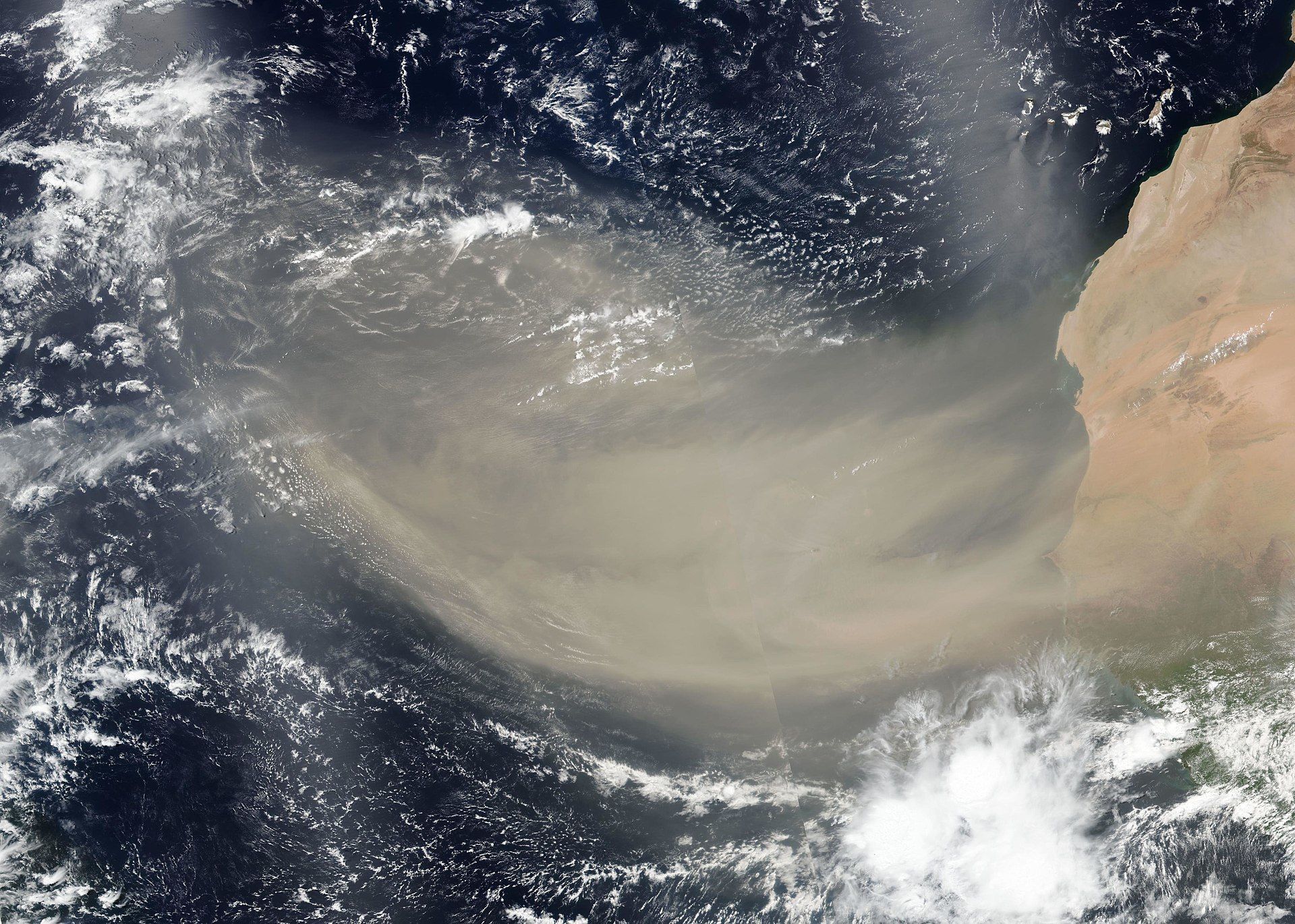 Imagem de satélite mostra nuvem de poeira 'Godzilla' sobre o oceano Atlântico - Sputnik Brasil, 1920, 20.01.2022