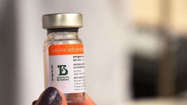 Em São Paulo, um frasco da vacina CoronaVac contra a COVID-19 é mostrada, em 23 de junho de 2021 - Sputnik Brasil