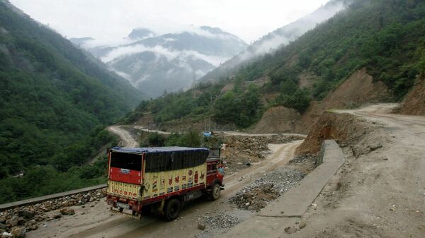 Um caminhão de entrega percorre a rodovia Tezpur-Tawang da Índia, que vai até a fronteira chinesa, no estado de Arunachal Pradesh, nordeste da Índia, em 29 de maio de 2012 - Sputnik Brasil