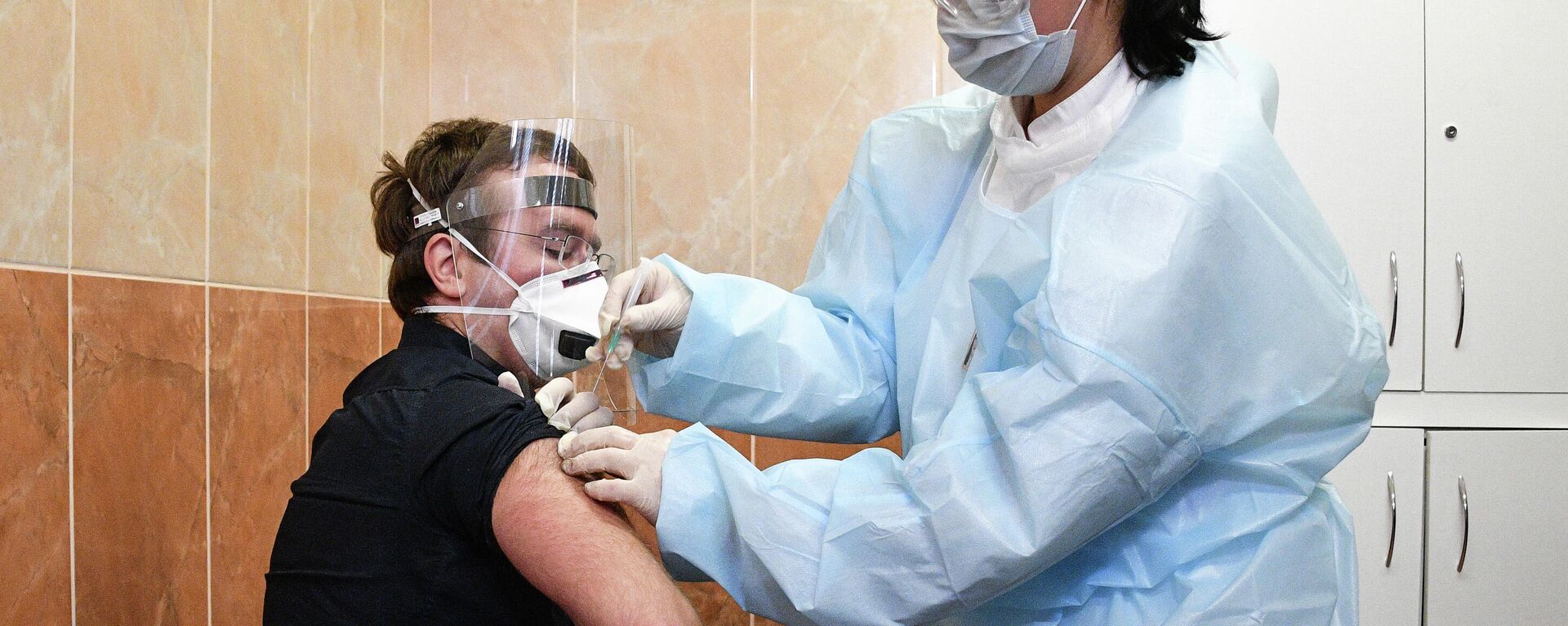 Em Belarus, um homem recebe uma dose durante estudos sobre a vacina contra a COVID-19 Sputnik V, em 1º de outubro de 2020 - Sputnik Brasil, 1920, 20.01.2022