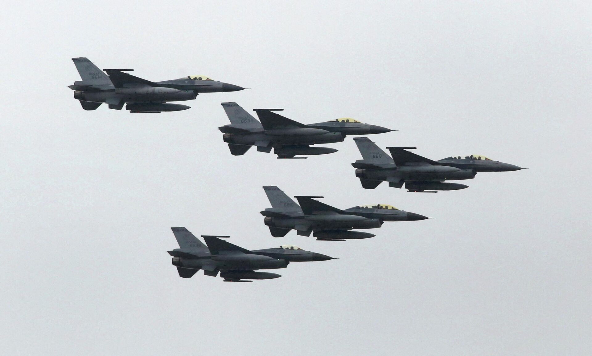 Caças F-16 da Força Aérea de Taiwan voam durante o exercício militar anual Han Kuang em uma base do exército em Hsinchu, norte de Taiwan, em 4 de julho de 2015 - Sputnik Brasil, 1920, 10.02.2022