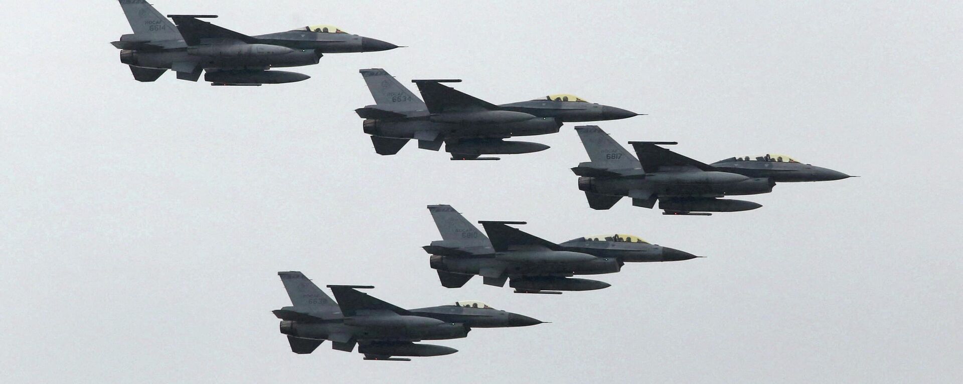 Caças F-16 da Força Aérea de Taiwan voam durante o exercício militar anual Han Kuang em uma base do exército em Hsinchu, norte de Taiwan, em 4 de julho de 2015 - Sputnik Brasil, 1920, 04.08.2022