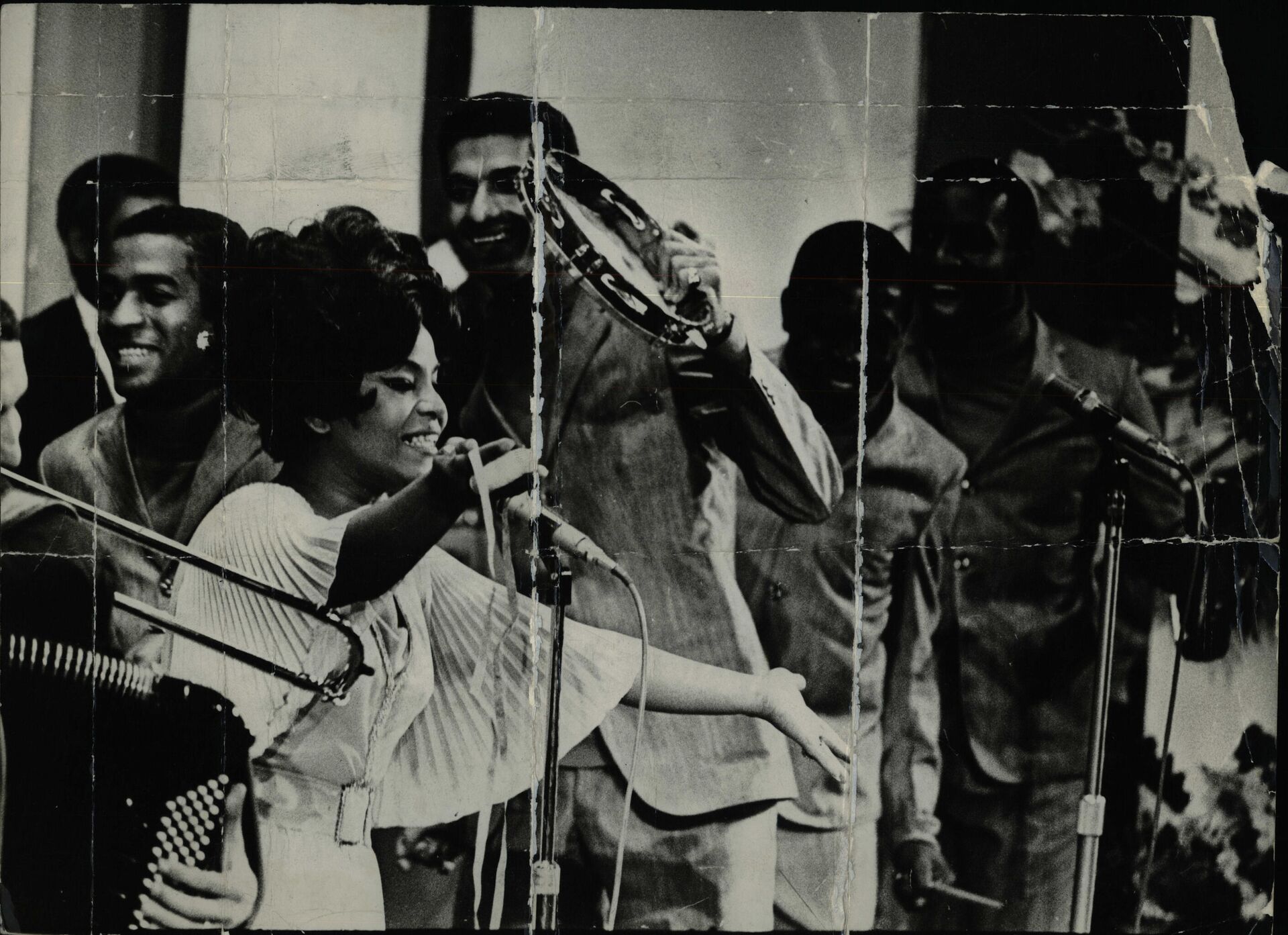 Em São Paulo, a cantora Elza Soares se apresenta com a música Sei lá Mangueira no IV Festival de Música Popular Brasileira no Teatro Record, em 11 de dezembro de 1968 - Sputnik Brasil, 1920, 20.01.2022