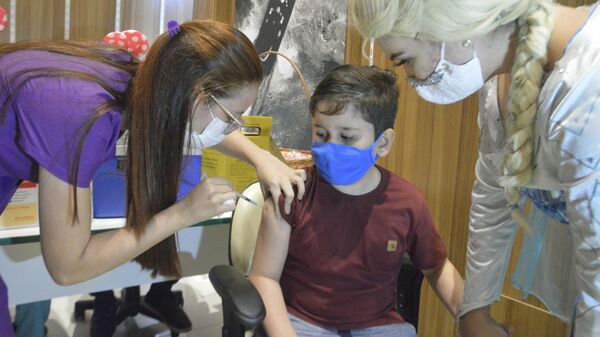 Criança recebe a vacina contra a COVID-19 em Natal, em 18 de janeiro de 2022 - Sputnik Brasil